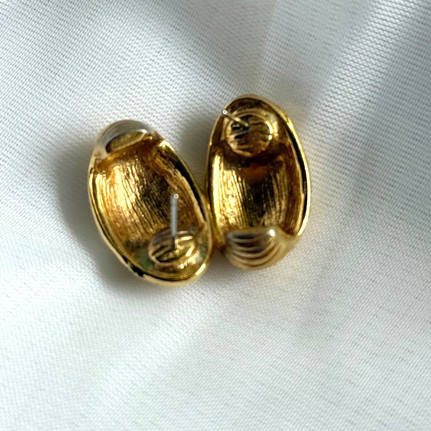 Vintage Cream and Gold Toned Earrings