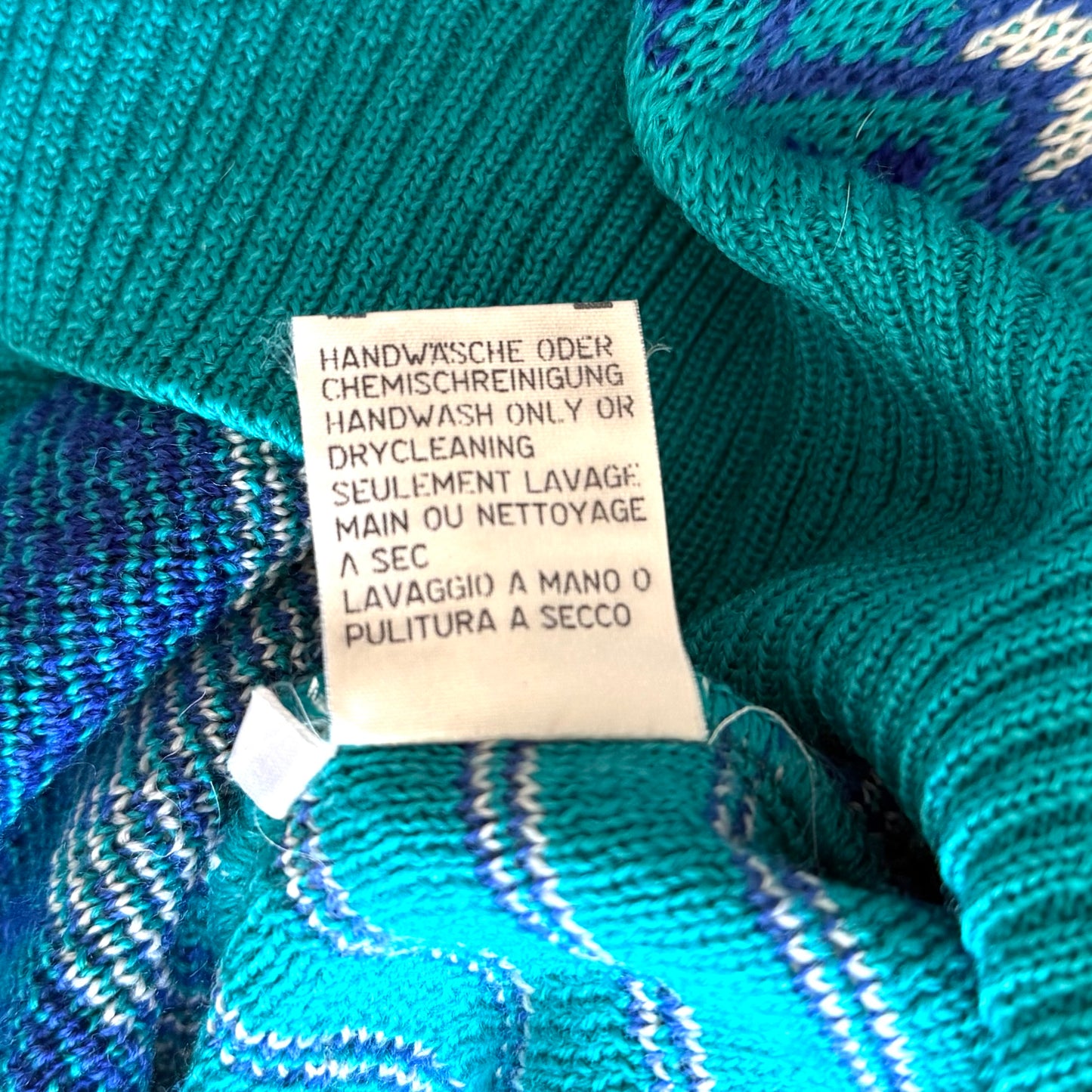 Close up of the care instructions in hungarian. 
