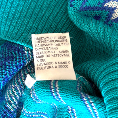 Close up of the care instructions in hungarian. 