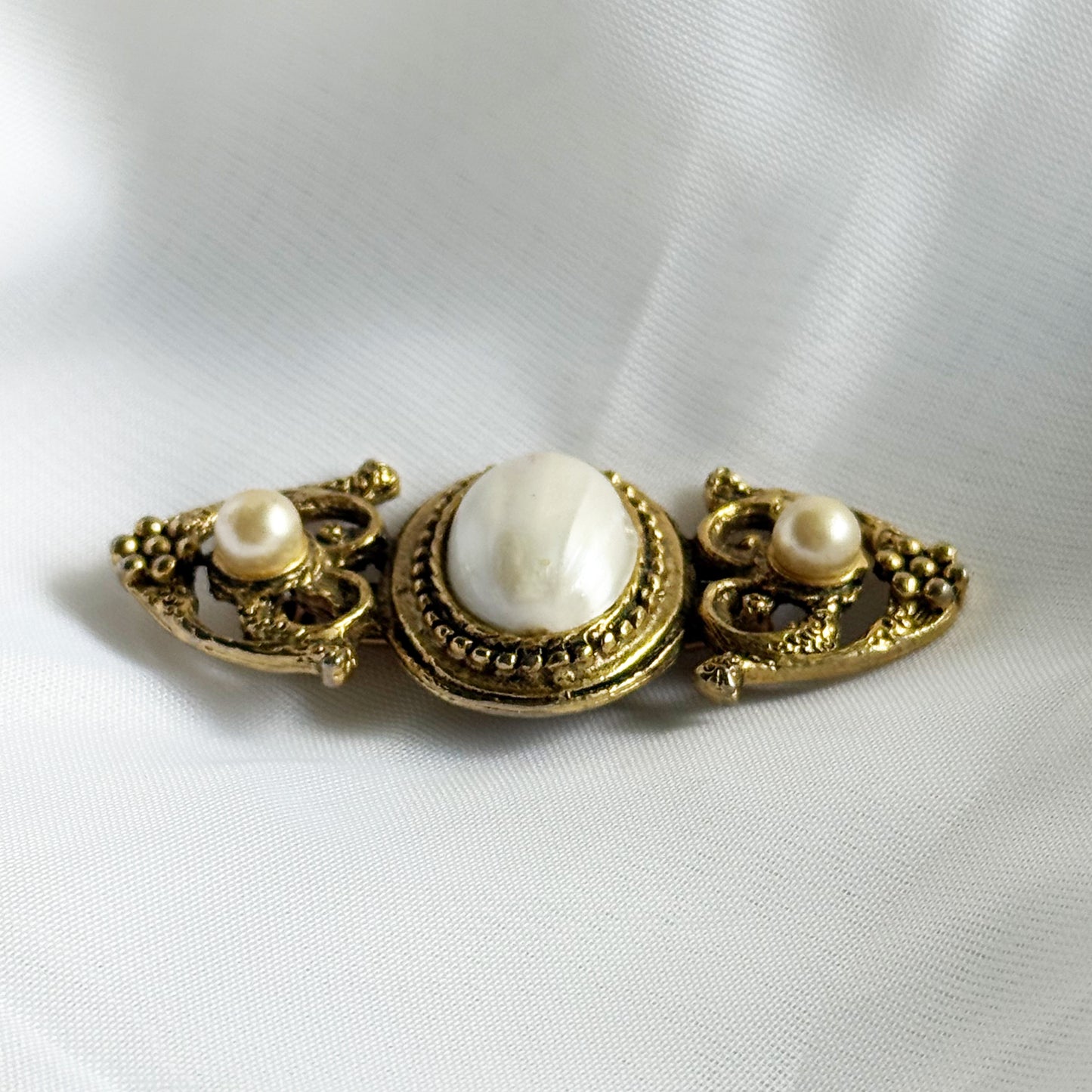 Vintage 1980's Gold Tone & Faux Pearl Brooch