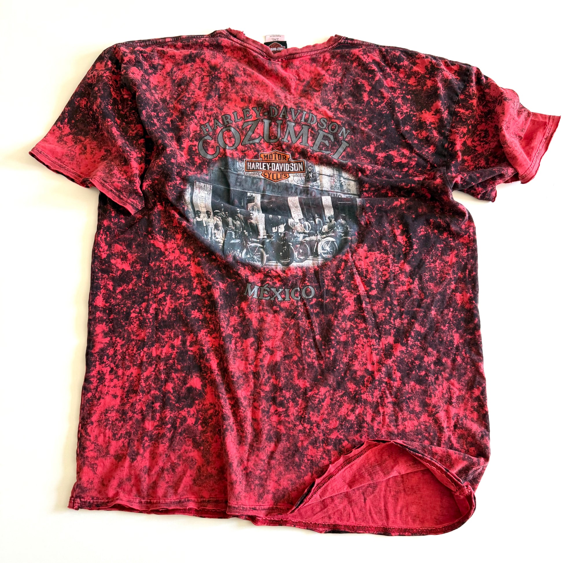 Back of Pinky red t-shirt with black ie dye effect, and the harley davidson logo on the front - on a white background. 